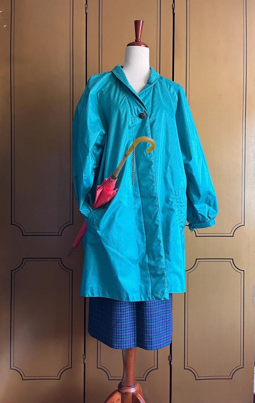 Vintage raincoat in teal blue, size 10